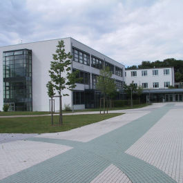 Neubau von 30 Klassenräumen im Kreuzburggymnasium in Großkrotzenburg